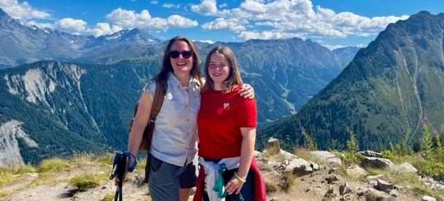 Photo de Julie et de sa fille en montagne