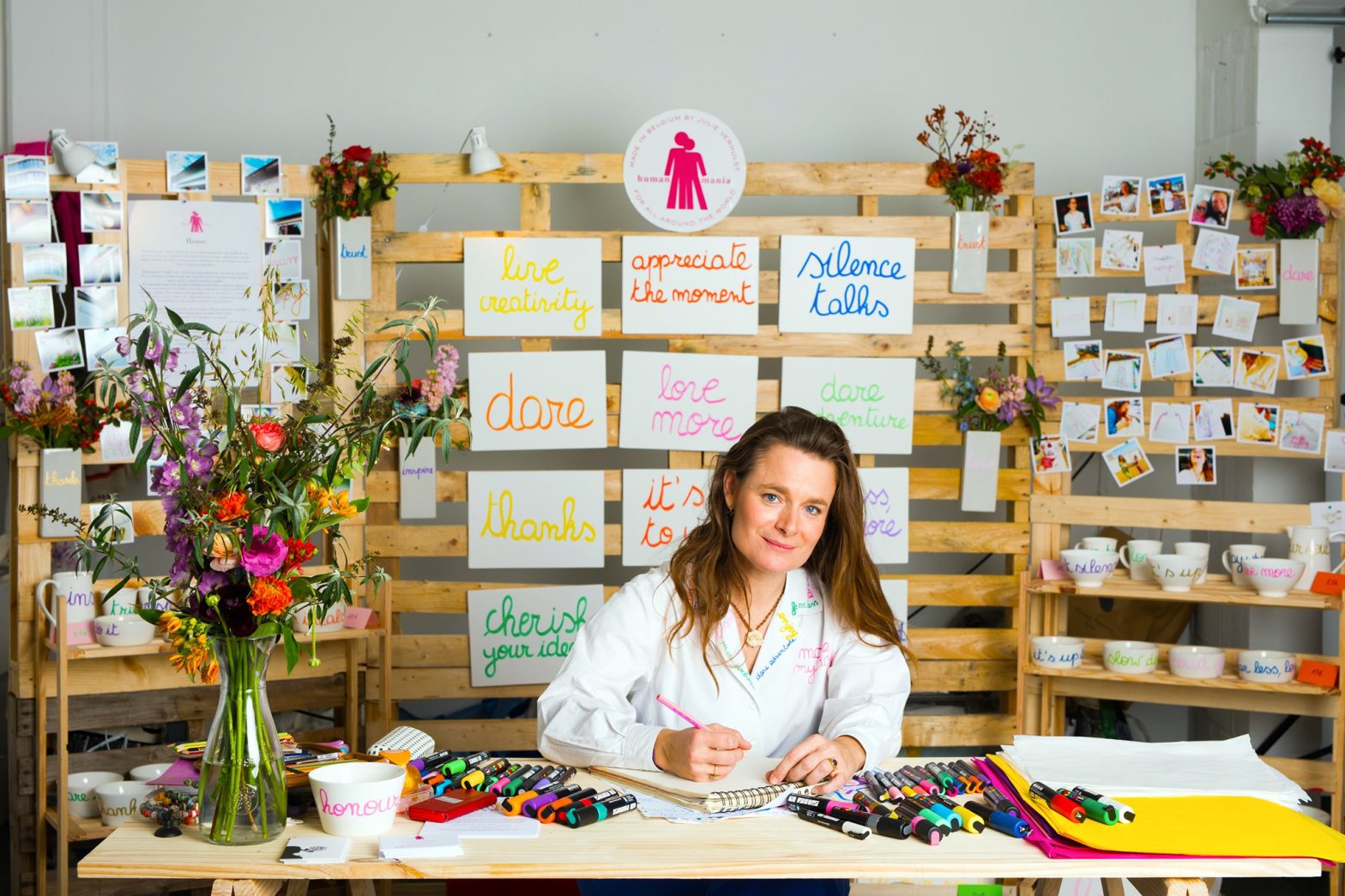 Julie Verhulst dans son univers Humanmania Studio