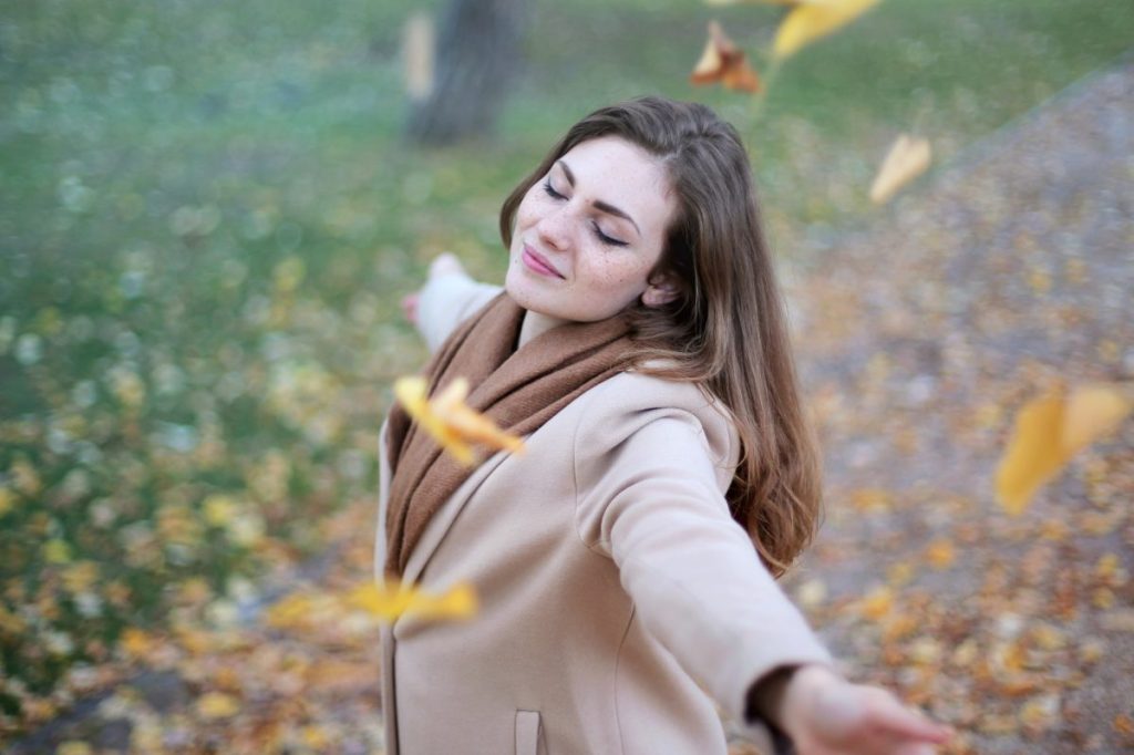 Portrait d'une jeune fille épanouie, respirant la vie à plein poumon.